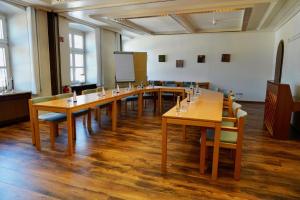 バート・エンドルフにあるHotel Endorfer Hofの長いテーブルと椅子が備わる広い客室です。