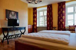 TV a/nebo společenská místnost v ubytování Hotel Endorfer Hof