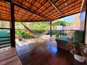 ジェリコアコアラにあるVilla Valenciaの屋根付きポーチ(ハンモック付)