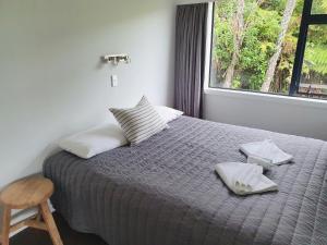 Un pat sau paturi într-o cameră la Bay Vista Waterfront Motel