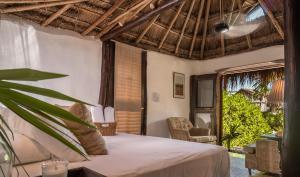 Кровать или кровати в номере Playa Esperanza Tulum