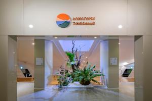 a lobby with a plant in the center of a building at アシズリテルメ in Isa