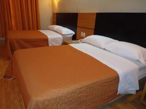 una habitación de hotel con 2 camas en una habitación en Hotel Oasis, en Heroica Caborca