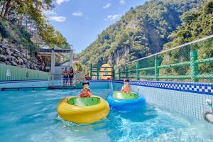 Bazén v ubytování Uni-Resort Ku-Kuan nebo v jeho okolí