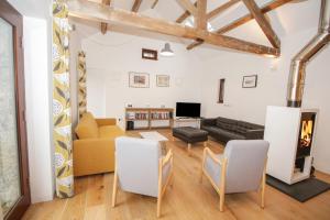 sala de estar con sofá y mesa en Beudy Bodeilio en Llangefni