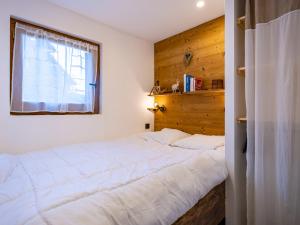 Un pat sau paturi într-o cameră la Appartement Méribel, 2 pièces, 6 personnes - FR-1-355-201
