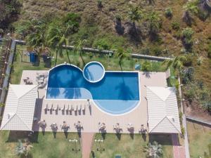 einen Blick über den Pool eines Resorts in der Unterkunft Village Summer Ville Pé na Areia in Itacimirim