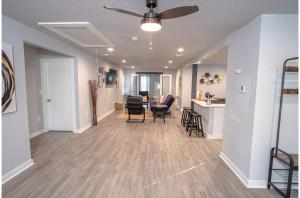 pasillo de una casa con sala de estar y cocina en Stylish 4 Br2Ba Renovated Home Near Downtown en San Antonio