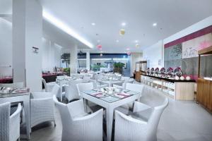 favehotel Cimanuk Garut tesisinde bir restoran veya yemek mekanı