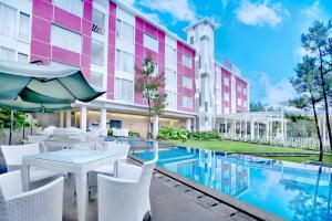 Bazén v ubytování favehotel Cimanuk Garut nebo v jeho okolí