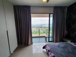 1 dormitorio con ventana grande con vistas en MHA 19 EVO SUlTE SOHO BANDAR BARU BANGI FREE NETFLIX AND WIFI, en Kampong Sungai Ramal Dalam