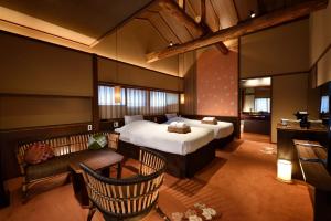 een hotelkamer met een bed en een bank bij Muromachi Yutone Kyokoyado in Kyoto