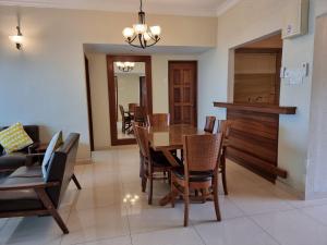 - une salle à manger et un salon avec une table et des chaises dans l'établissement Aloka Seaview Apartment, à Batu Ferringhi