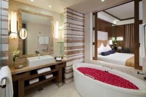 Postel nebo postele na pokoji v ubytování Crowne Plaza New Delhi Okhla by IHG