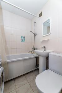 エカテリンブルクにあるSozvezdieのバスルーム(洗面台、トイレ、バスタブ付)