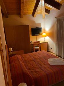 A bed or beds in a room at Hotel La Piazzetta