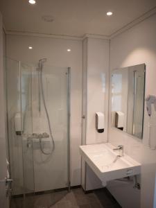 Kylpyhuone majoituspaikassa Innvik Fjordhotell