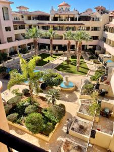een luchtzicht op een binnenplaats met palmbomen en een gebouw bij 109 Queens Gardens, Paphos in Paphos City