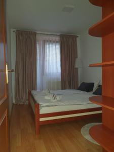 - un lit dans une chambre avec fenêtre dans l'établissement Apartman Basic Doboj, à Doboj