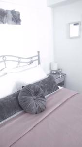 Кровать или кровати в номере Lavender Home