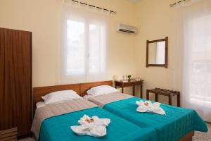 Un pat sau paturi într-o cameră la Penelopi Rooms