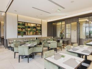 Restoran või mõni muu söögikoht majutusasutuses Bliston Suwan Park View