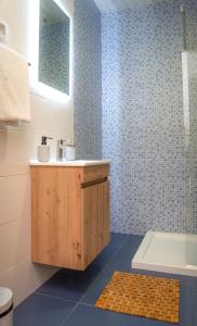 łazienka z umywalką, toaletą i wanną w obiekcie Lovely Apartment at CITY QUART w mieście Podgorica