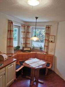 ein Esszimmer mit einem Tisch und einem Fenster in der Unterkunft Ferienwohnung Christina in Ried im Zillertal