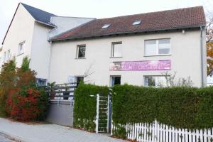 ein weißes Haus mit einem Schild, das nördliches Design liest in der Unterkunft Ferienwohnungen Zinnowitz in Zinnowitz