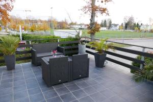 eine Terrasse mit Bänken und Pflanzen in einem Park in der Unterkunft Ferienwohnungen Zinnowitz in Zinnowitz