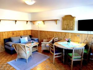 salon z kanapą i stołem w obiekcie Mountain View 1-Bedroom Apartment-Top 1 w Kaprunie