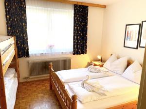 dwa łóżka pojedyncze w pokoju z oknem w obiekcie Mountain View 1-Bedroom Apartment-Top 1 w Kaprunie