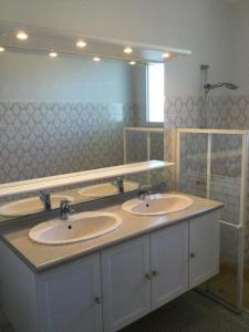 Koupelna v ubytování Maison pour 4 - Jardin - 400m plage des Lutins