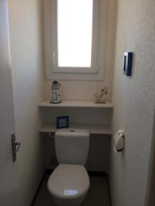 Koupelna v ubytování Maison pour 4 - Jardin - 400m plage des Lutins