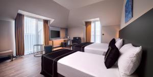 Uma TV ou centro de entretenimento em MENALO HOTEL PREMIUM ISTANBUL AIRPORT