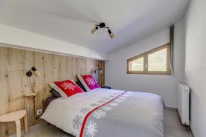 ラ・ジェッタにあるLe Torrazのベッドルーム1室(赤い枕のベッド1台、窓付)