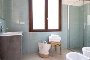 A bathroom at "Sunset Garden" apartment Még 25 kép