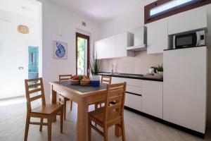 A kitchen or kitchenette at "Sunset Garden" apartment