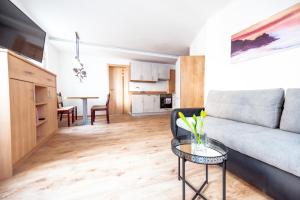 un soggiorno con un divano e un tavolo di Pension-Cafe-Konditorei Mikl a Hallein