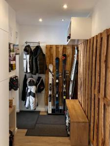 pokój z nartami i sprzętem narciarskim w pokoju w obiekcie App. Seyrl im Haus Karoline w Schladming