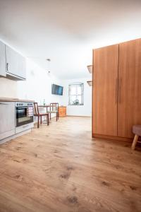uma cozinha com armários de madeira e piso de madeira em Pension-Cafe-Konditorei Mikl em Hallein