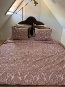 Un pat sau paturi într-o cameră la Guestsuite Sir Joachim Bruges