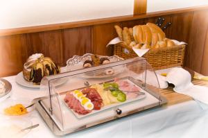 un plato de comida en una mesa con una cesta de pan en Gästehaus Cafe Andrea, en Köflach