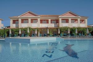 Bazén v ubytování Ecoresort Hotel Zefyros nebo v jeho okolí