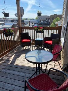 a patio with chairs and a table on a balcony at Gestion clin d'oeil - 503 in La Tuque