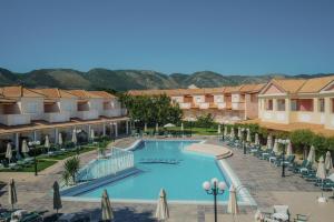 vista sulla piscina di un resort di Ecoresort Hotel Zefyros ad Áyios Kírikos