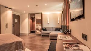 TV a/nebo společenská místnost v ubytování Innspire Hotel