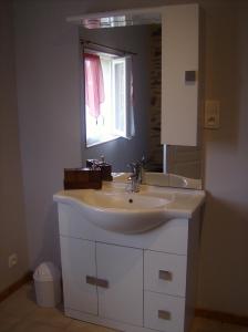 La salle de bains est pourvue d'un lavabo et d'un miroir. dans l'établissement Gîte des Forges, à Saint Lo