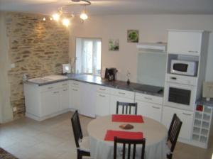 Kuchyň nebo kuchyňský kout v ubytování Gîte des Forges