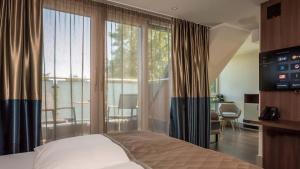 sypialnia z łóżkiem i dużym oknem w obiekcie Innspire Hotel w Monachium
